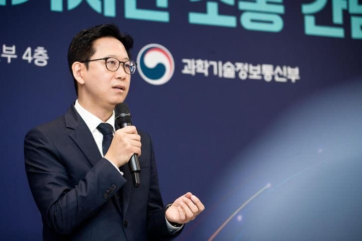 배경훈 과학기술정보통신부 장관이 부처 브리핑에서 손에 든 마이크에 대고 발언하고 있다