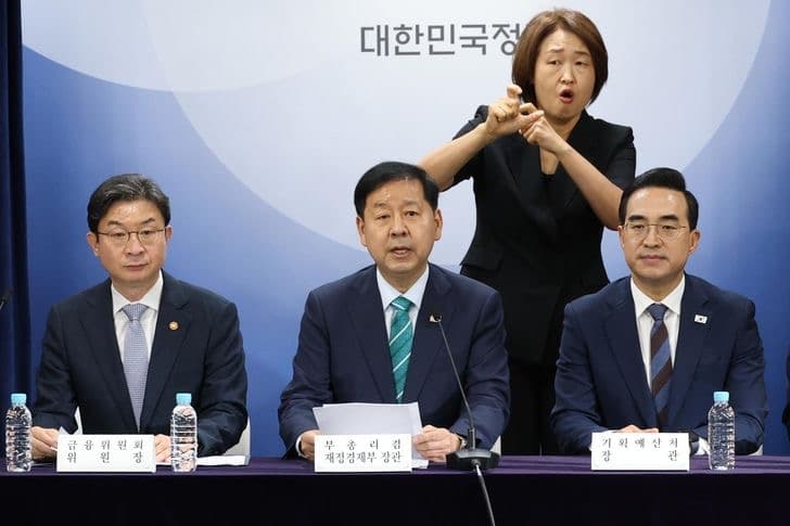 합동 정책 브리핑에서 연단에 앉은 정부 경제 관료들과 그 뒤의 수어 통역사
