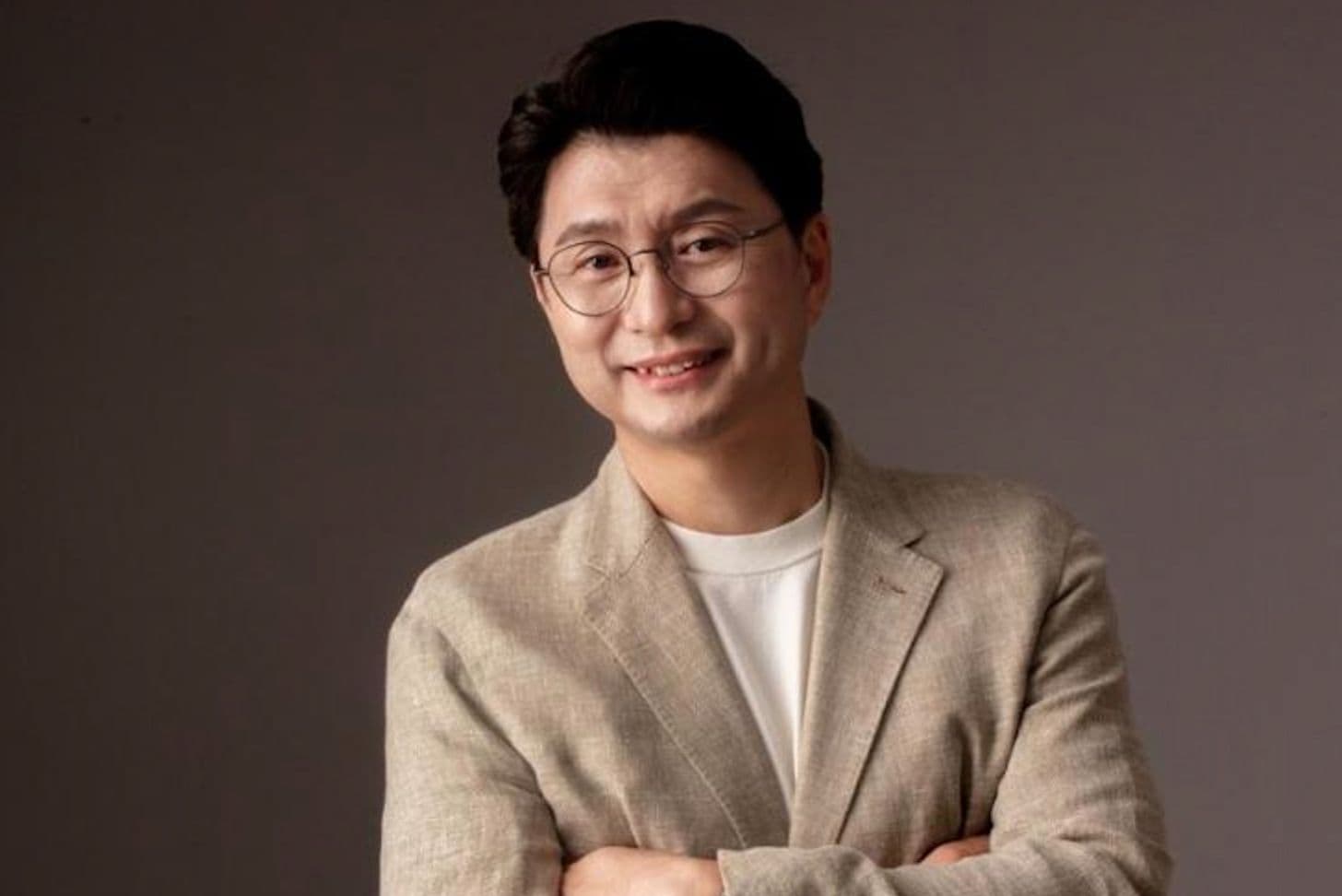 Lee Joo-ho, chief executive of Gowoonsesang Cosmetics, in a linen jacket with arms folded against a neutral backdrop