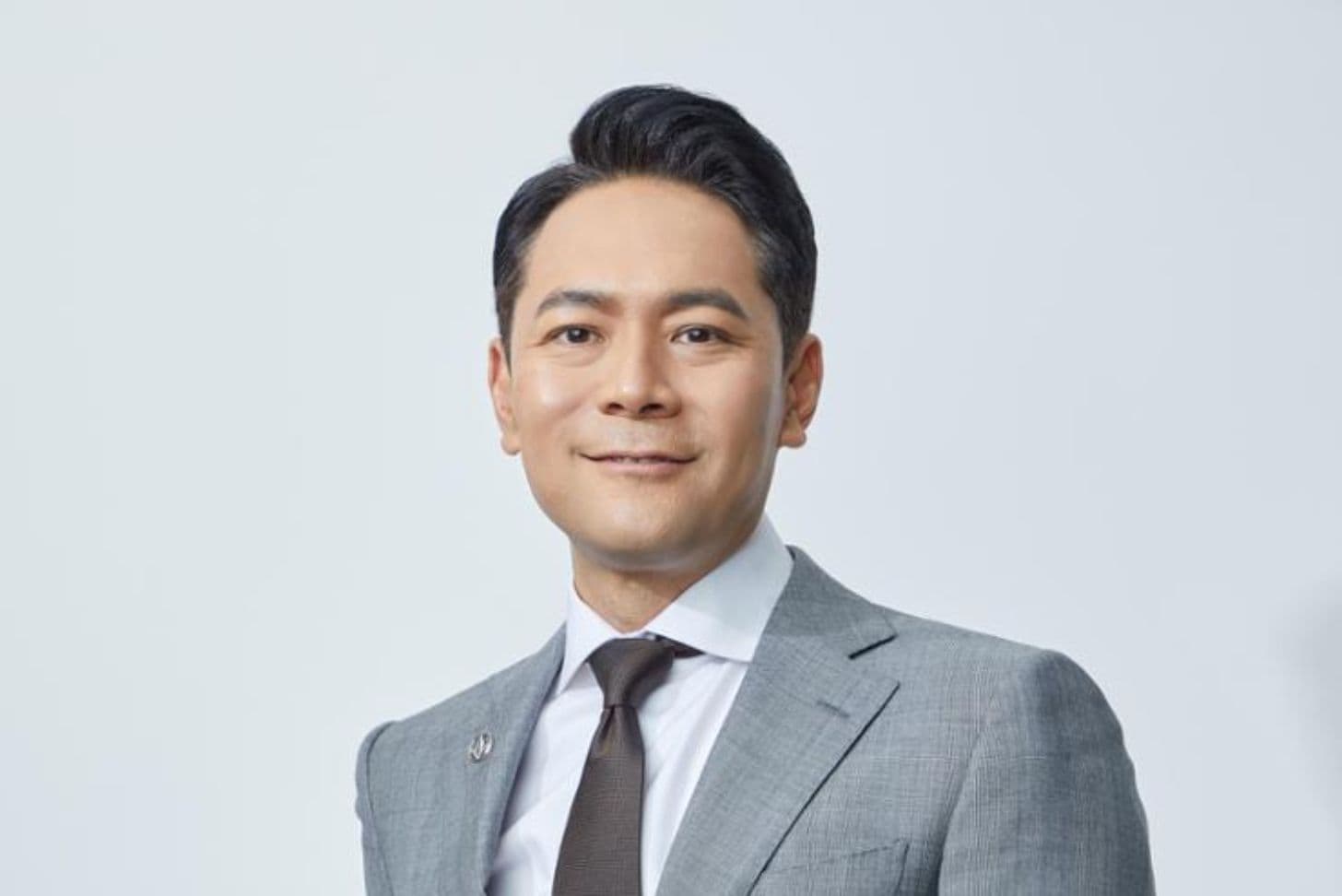 Chung Seung-wook, general manager of Herbalife Korea, in a grey suit against a pale studio backdrop