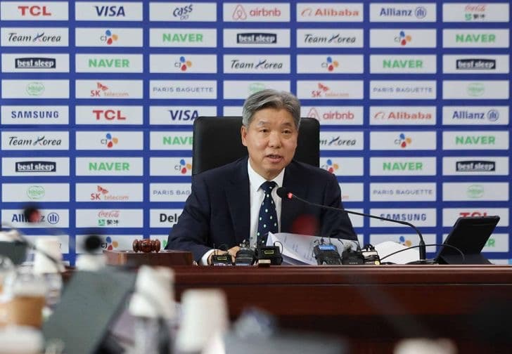 후원사 배경막 앞에서 열린 대한체육회 기자회견에서 발언하는 관계자
