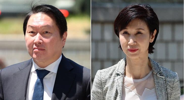Portraits of SK Group Chairman Chey Tae-won and his former wife Roh Soh-yeong side by side.