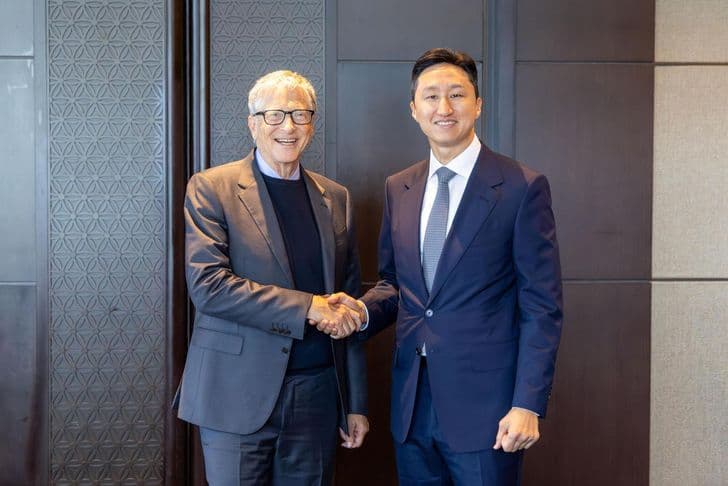 TerraPower board chairman Bill Gates shakes hands with HD Hyundai Chairman Chung Ki-sun.
