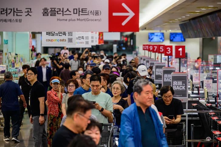 Shoppers crowd the aisles of a reopened Homeplus store.