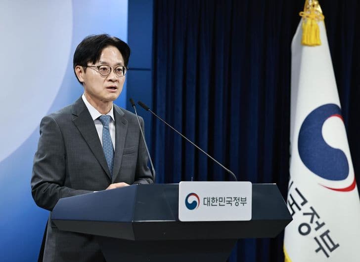 Industry Minister Kim Jung-kwan speaks at a podium marked with the Korean government emblem.