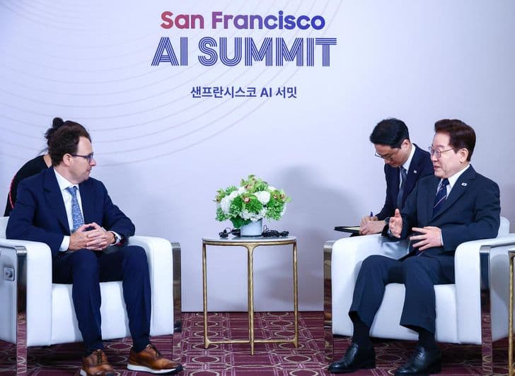 President Lee Jae-myung speaks with Anthropic CEO Dario Amodei at the San Francisco AI Summit.