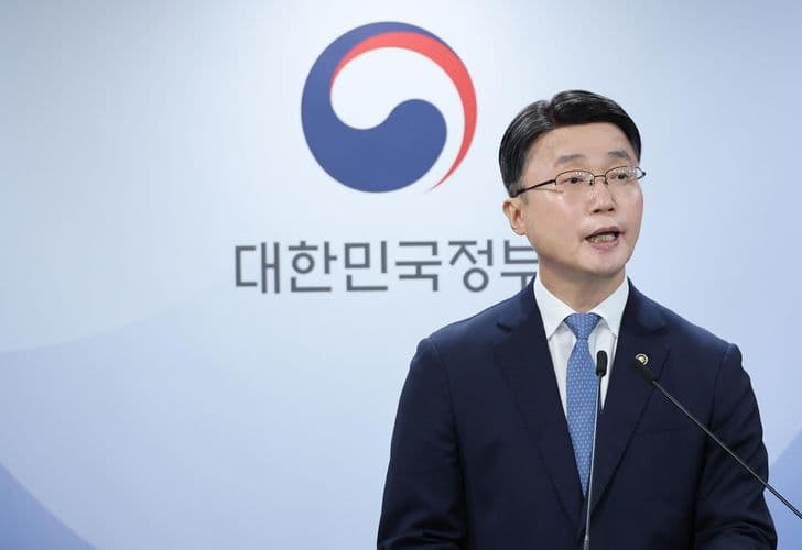 Second Vice Science Minister Ryu Je-myung speaks at a lectern before a Korean government backdrop.