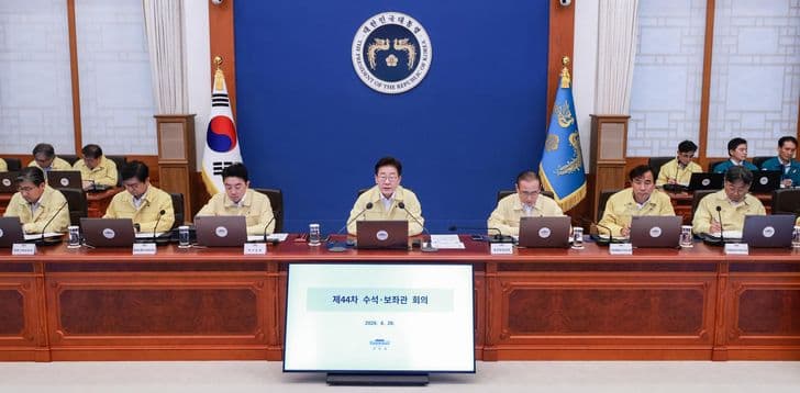 President Lee Jae-myung presides over a senior secretaries meeting with staff seated at a long table at the presidential office.